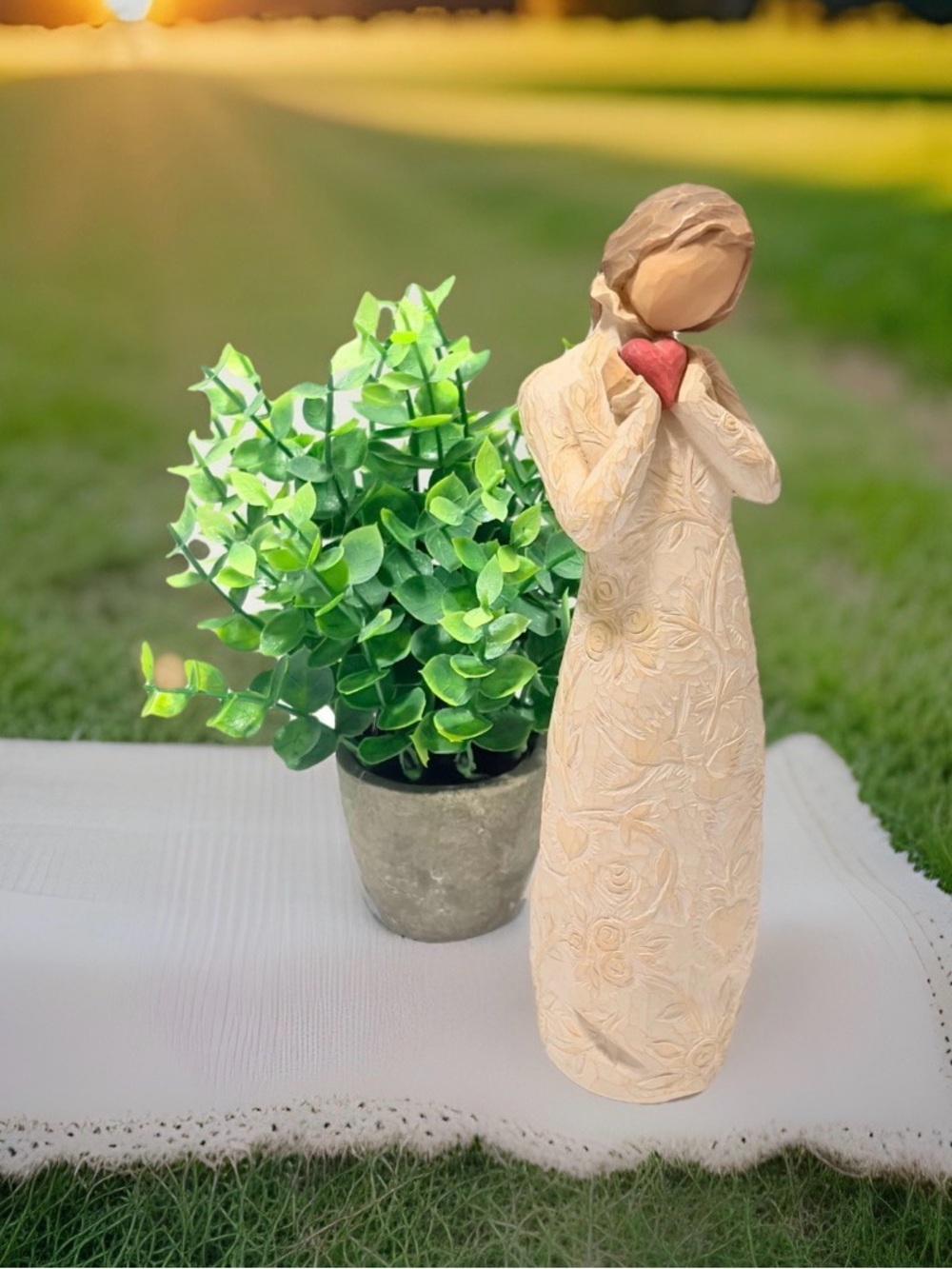 Willow Tree Figurine - Je T'aime - I love you 26231 By Susan Lordi 9" Red Heart